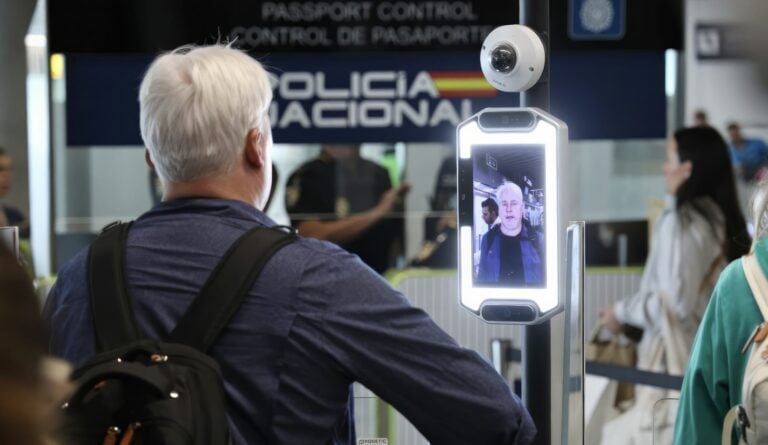 Aena desactiva el embarque biométrico tras una sanción de 10 millones de euros por no evaluar su impacto en datos personales