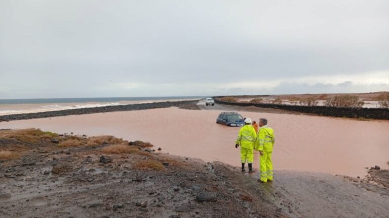 Rescatan a dos personas de un vehículo atrapado en un barranco de Puerto del Rosario por la borrasca Emilia