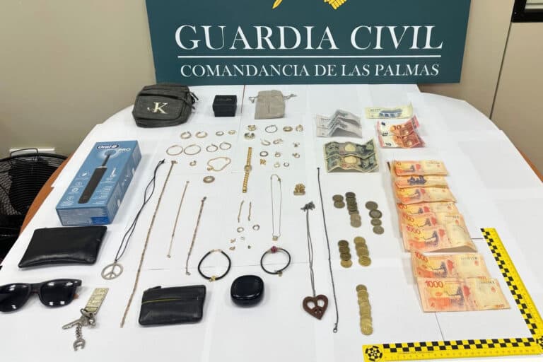 Detenido un trabajador del aeropuerto de Fuerteventura por robar en equipajes de viajeros