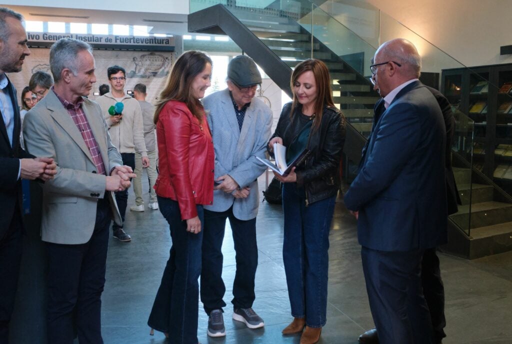 El Gobierno de Canarias presenta en Fuerteventura el libro ‘Suma de Islas’ para recuperar la memoria democrática del Archipiélago