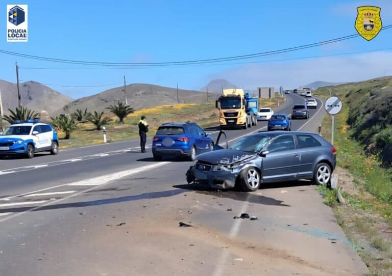 Aparatoso accidente de tráfico en la FV-20 a la altura de Ampuyenta