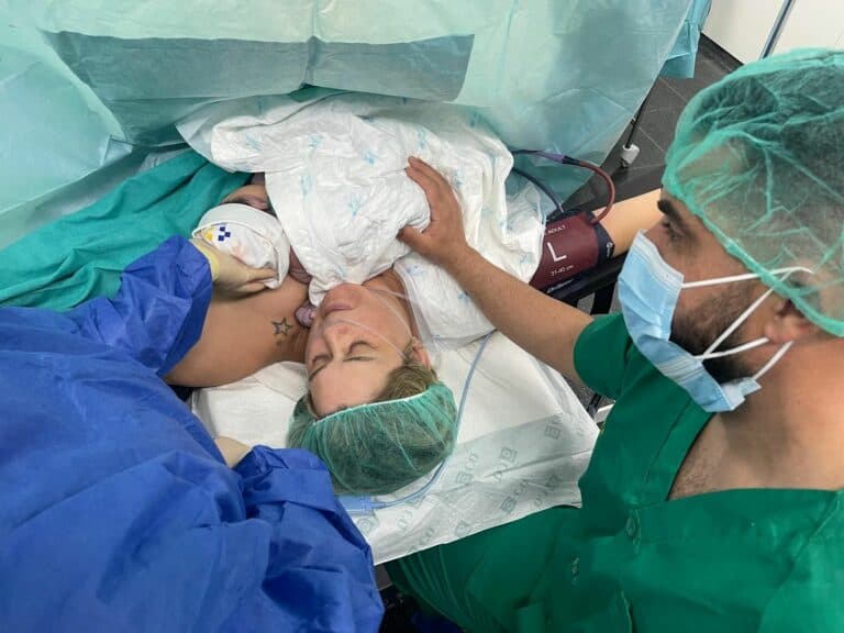 La humanización del nacimiento llega al quirófano: primera cesárea con acompañamiento paterno en Fuerteventura