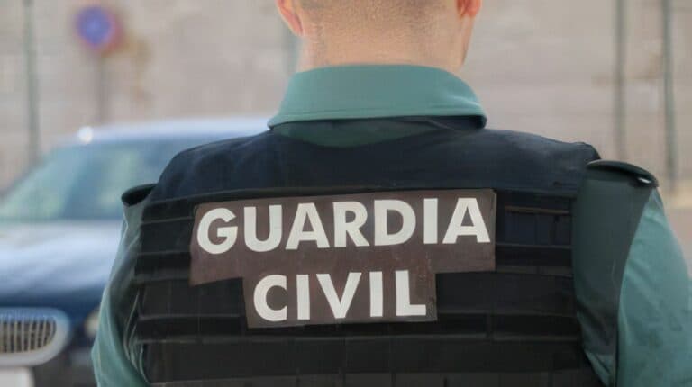 Tragedia en Arona: Un hombre mata a su hijo y hiere gravemente a su pareja antes de ser abatido por la Guardia Civil