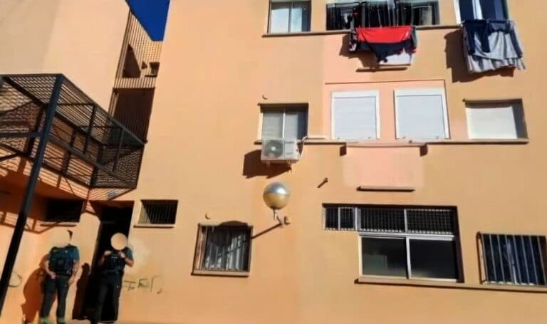 Tragedia en Arona: Un hombre mata a su hijo y hiere gravemente a su pareja antes de ser abatido por la policía