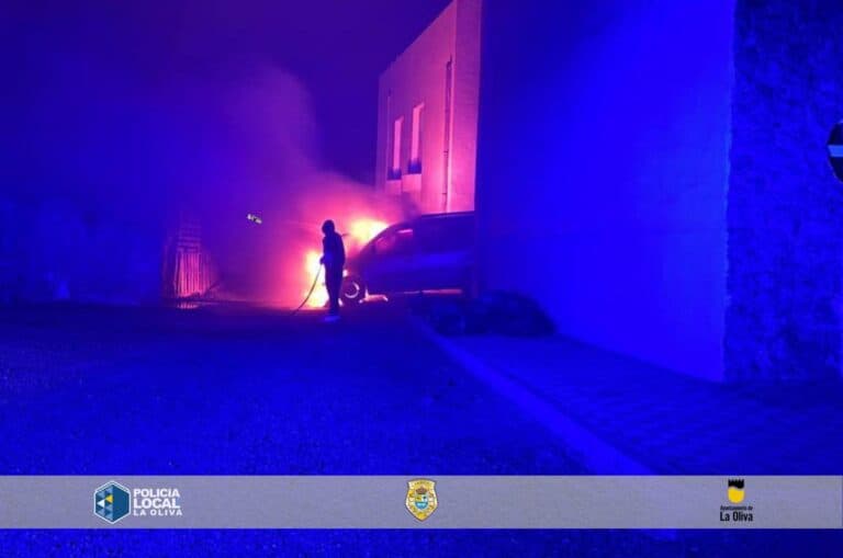 Un vehículo arde en un garaje de La Oliva y obliga a intervenir a la Policía Local y Bomberos