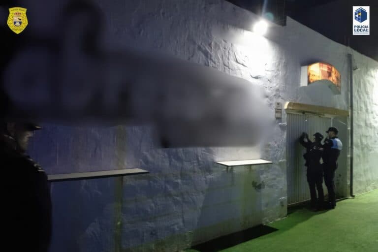 La Policía Local cierra un establecimiento en Fabelo por irregularidades en su actividad