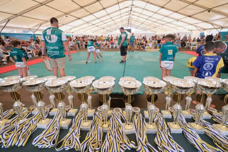 Más de sesenta niños y niñas demuestran su destreza en la lucha canaria durante FEAGA 2026