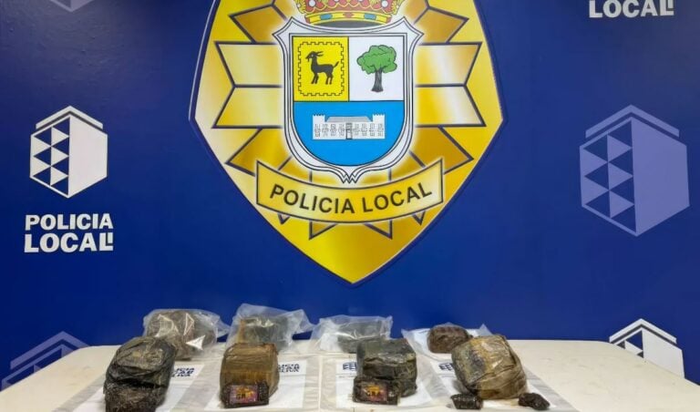 Un vecino de La Oliva alerta a la Policía Local tras encontrar 10 kilos de hachís