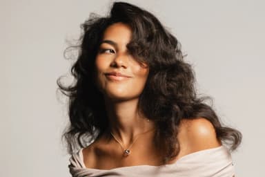 La joven Olivia Dean protagoniza esta edición de ‘Entre Notas y Anécdotas’