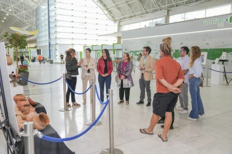 El aeropuerto de Fuerteventura inaugura una exposición de artesanía inspirada en el paisaje insular