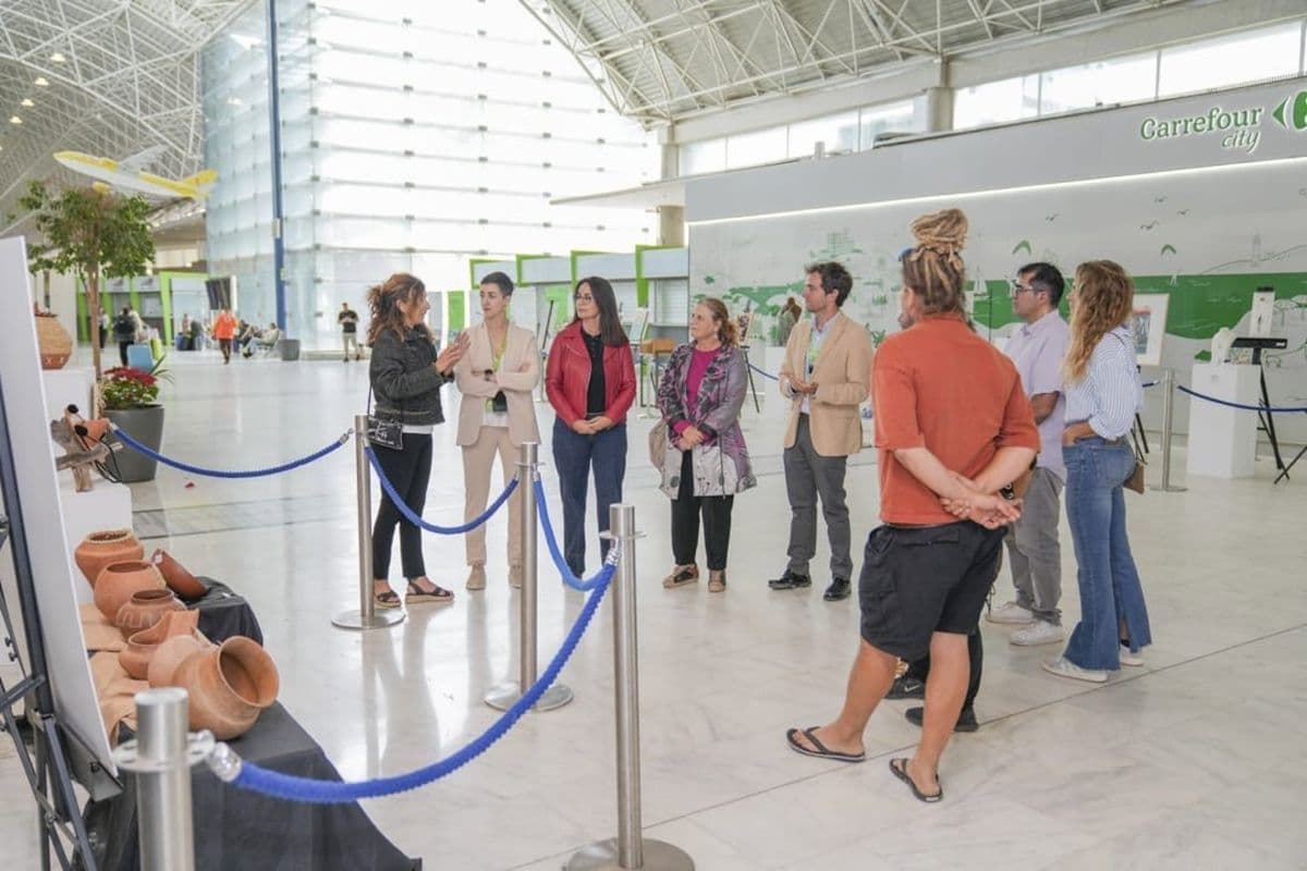 El aeropuerto de Fuerteventura inaugura una exposición de artesanía inspirada en el paisaje insular