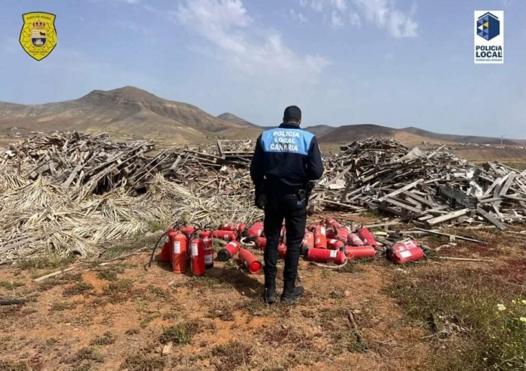 Descubierto vertido ilegal de extintores en la montaña de San Andrés, Tetir