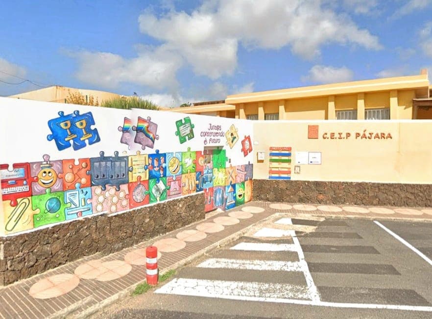 Canarias invierte más de 521.000 euros en techar la cancha del CEIP Pájara para proteger a los alumnos del calor extremo