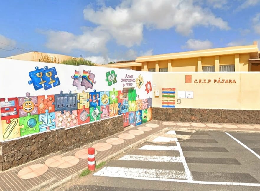 Canarias invierte más de 521.000 euros en techar la cancha del CEIP Pájara para proteger a los alumnos del calor extremo