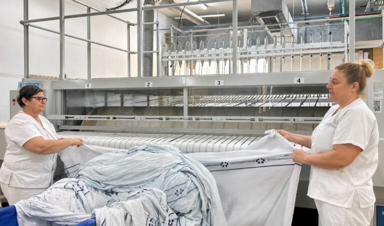 El Hospital General de Fuerteventura estrena un tren de planchado industrial de 225.000 euros que procesará 647 kilos de ropa por hora