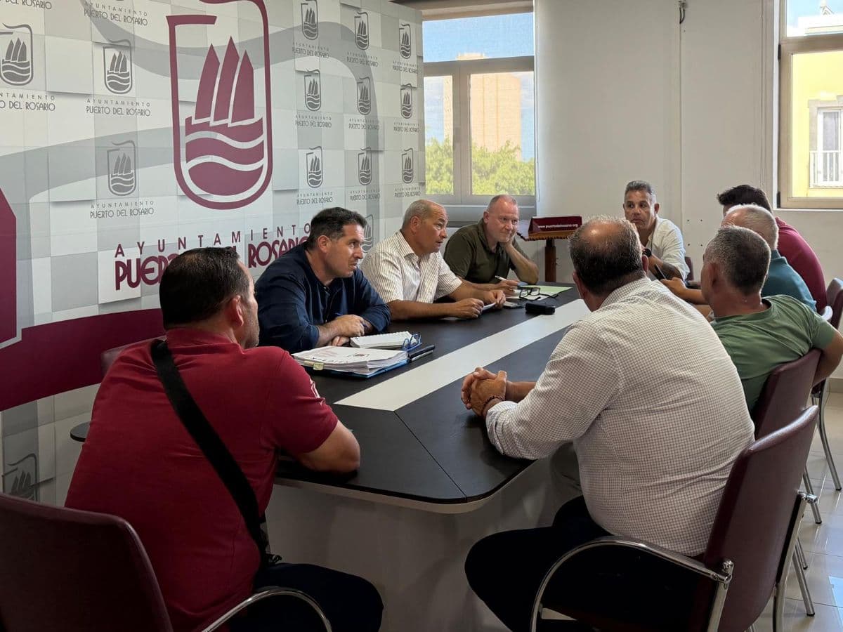 Puerto del Rosario abre el diálogo con el sector del taxi para abordar sus necesidades y mejorar el servicio en el municipio