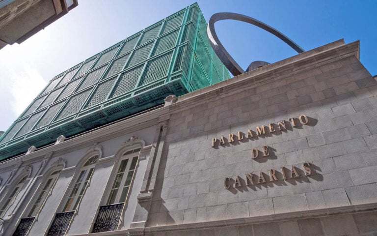Fachada del edificio del Parlamento de Canarias