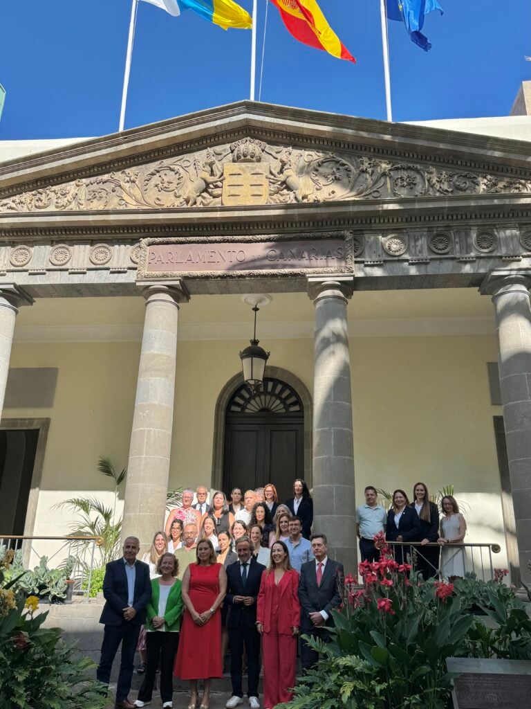 La Mesa parlamentaria posa con el personal de nueva incorporación