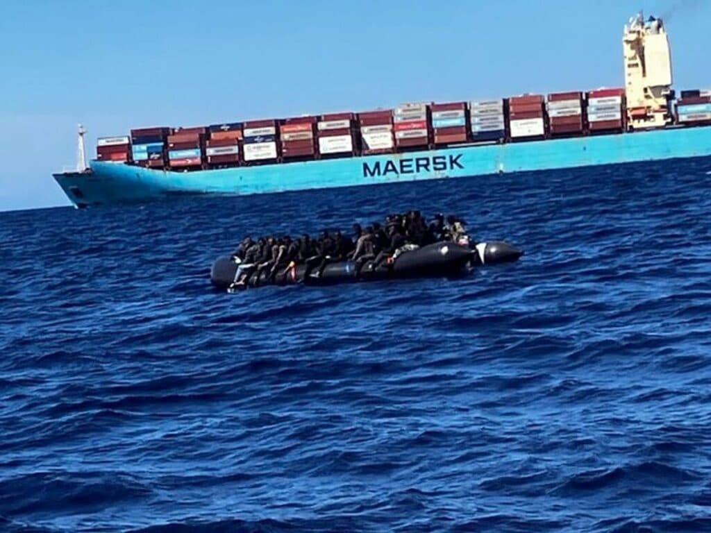 Salvamento Marítimo rescata a 60 inmigrantes, entre ellos un niño, en aguas al sureste de Fuerteventura