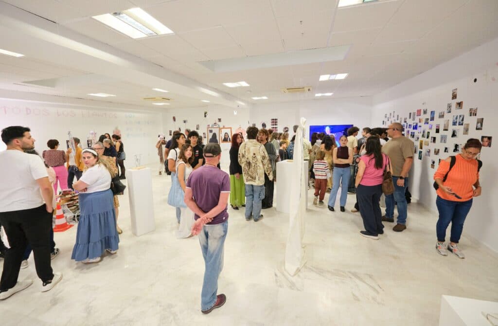 El IES San Diego de Alcalá lleva al CAJI una exposición que cuestiona los cánones de la industria musical y la identidad adolescente