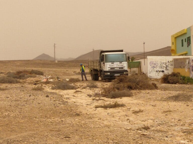 Puerto del Rosario intensifica la limpieza de solares y terrenos