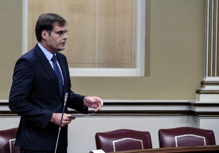 Enseñat pide que el Gobierno contrate «con urgencia» más personal para ampliar las UCI