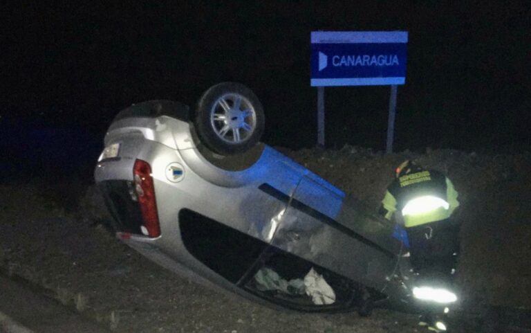 Huye del lugar tras volcar con su coche de madrugada en Tuineje