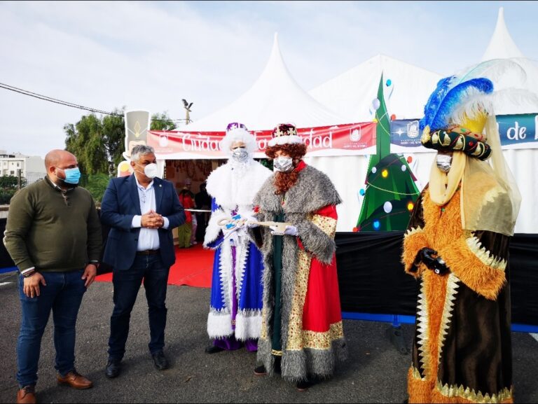 El alcalde de Puerto del Rosario entrega las llaves de la ciudad a los Reyes Magos