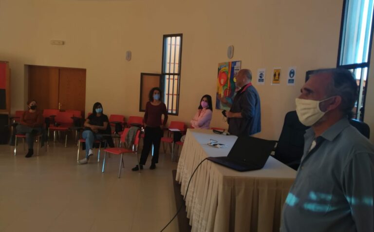 Una docena de personas se forman en lengua de signos en Gran Tarajal