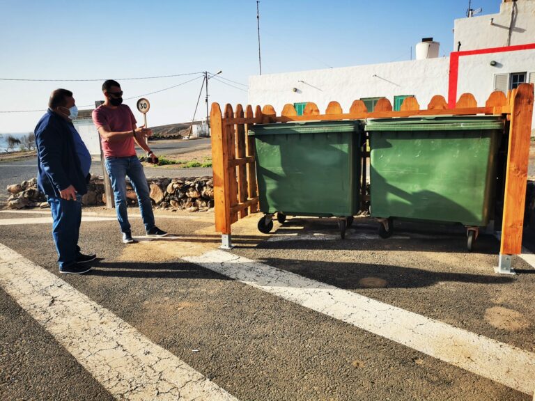 Antigua instala paneles protectores en todos los puntos de recogida de basura del municipio