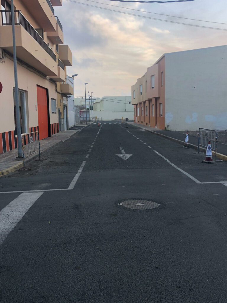 Obras de repavimentación y saneamiento en la calle Roque Calero Fajardo