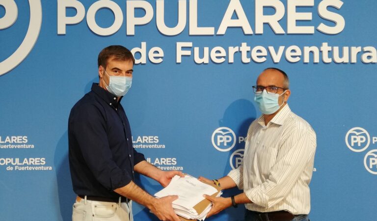 Enseñat entrega sus avales para revalidar la presidencia del PP en Fuerteventura