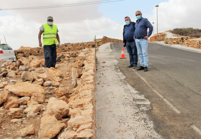 El Ayuntamiento transforma los accesos a Triquivijate