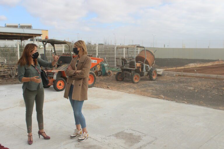 44 desempleados desarrollan labores en colegios e institutos de la Isla