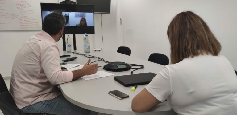 La consejera María Saavedra se reúne con la responsable de la residencia escolar de Puerto del Rosario