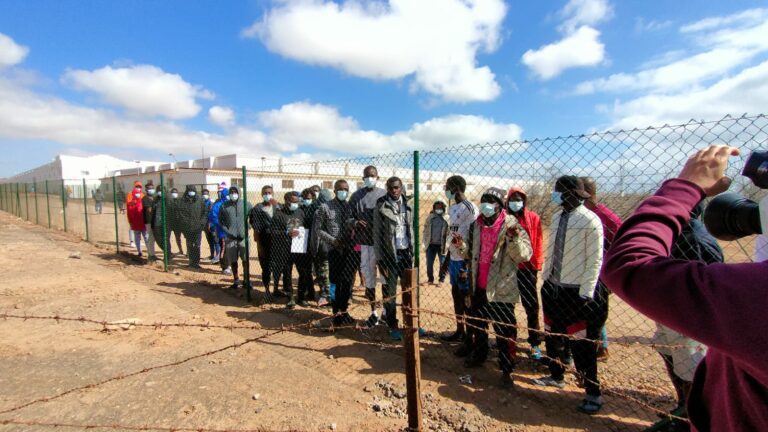 El Cabildo urge al Ministerio de Migraciones a mejorar la situación de las personas migrantes en la Isla