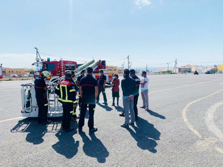 Bomberos de Puerto del Rosario se forman en el manejo de vehículos autoescalera