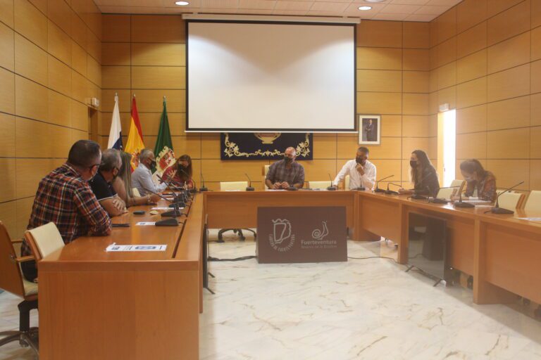 El Cabildo muestra su enésimo apoyo a los trabajadores del Oliva Beach