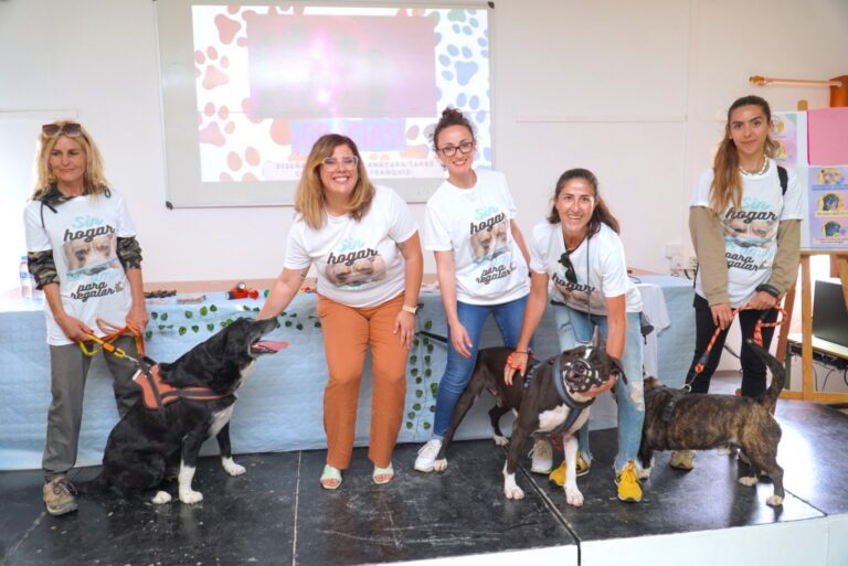 Alumnado del IES Puerto del Rosario recibe charlas sobre el maltrato animal y las adopciones