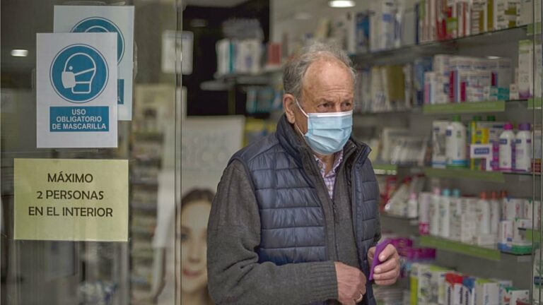 Sanidad recupera la mascarilla en hospitales y residencias ante el avance de la gripe