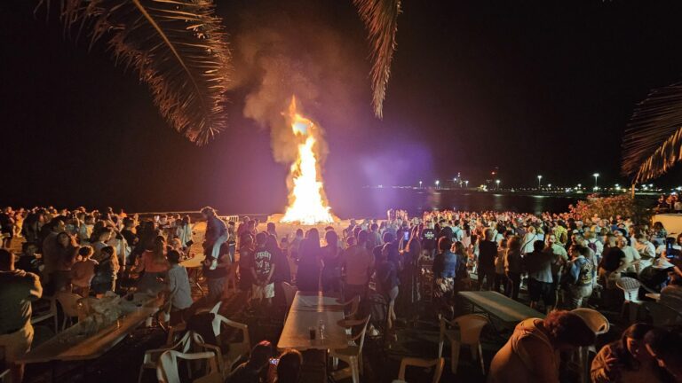 Puerto del Rosario se echó a la calle para disfrutar de la noche de San Juan