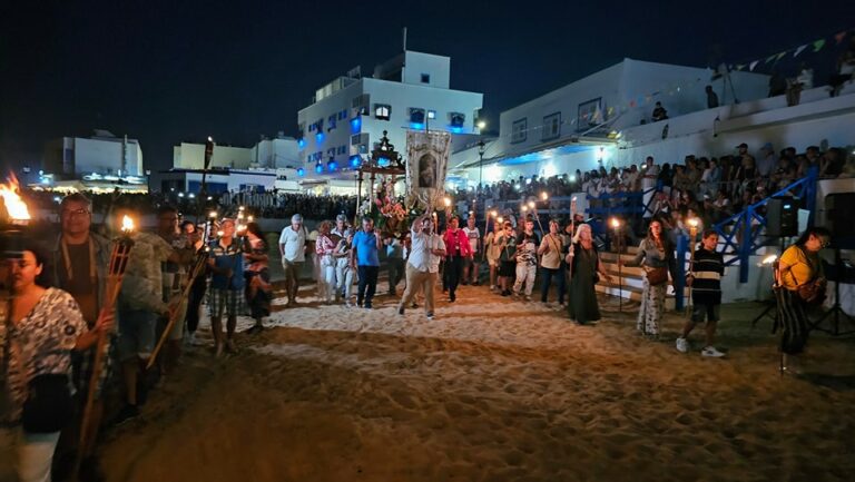 Las calles de Corralejo se vuelven a llenar durante la Procesión Nocturna de la virgen del Carmen