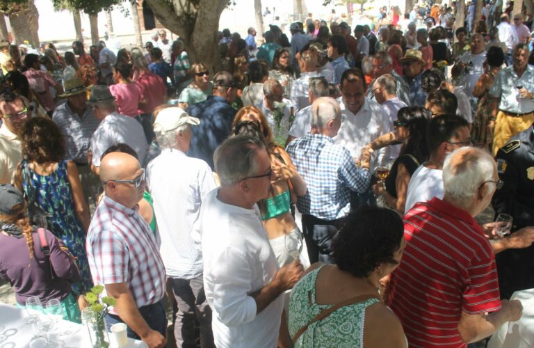 El Vino de Honor de las Fiestas de Antigua reúne vecinos, amigos y conocidos