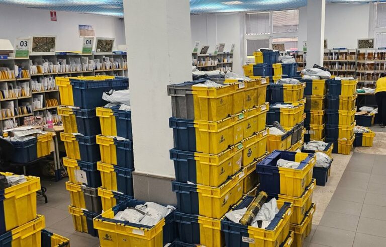 Caos en Correos Fuerteventura donde se acumulan miles de paquetes sin entregar
