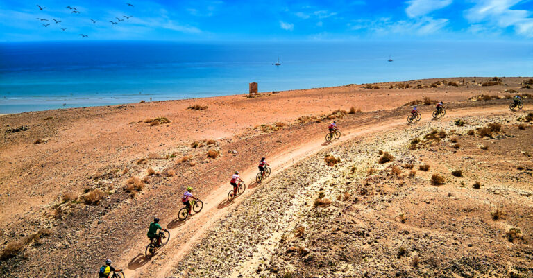 FudeNaS 2025 reunirá a casi 2.000 ciclistas y recauda 2.000€ en donaciones para la Asociación Contra el Cáncer de Mama Metastásico