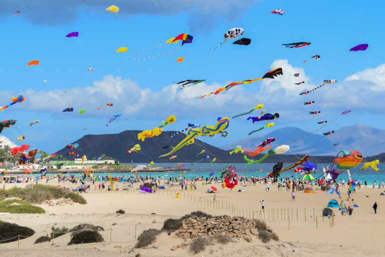 Cientos de cometas tiñen de color el cielo de Corralejo en el 38º Festival Internacional de Cometas