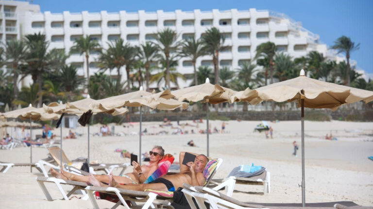 El 26% de los turistas británicos ha viajado a Canarias más de diez veces