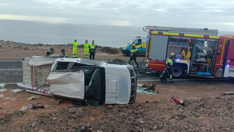 Accidente con vuelco en la FV-104 deja un herido de pronóstico reservado y otro leve
