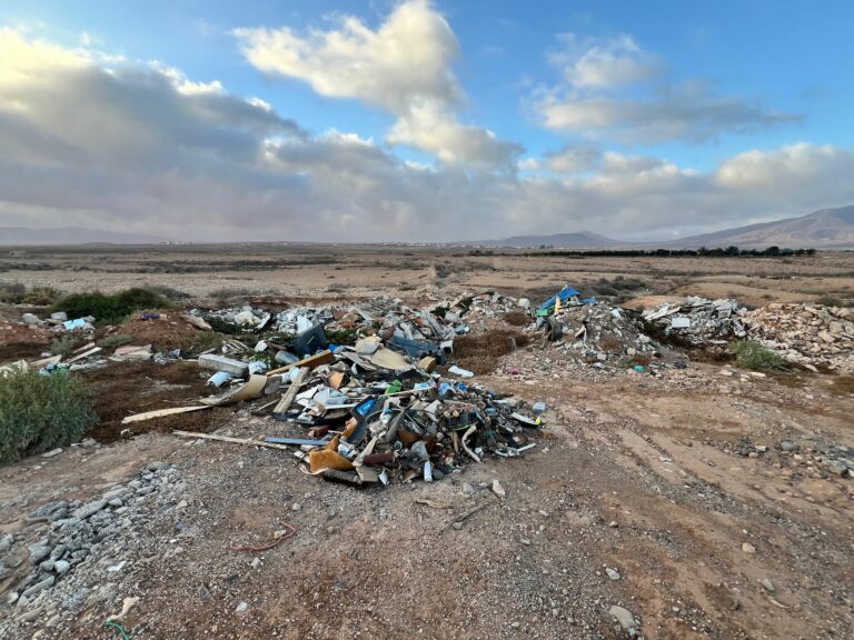 Vigilancia y sanciones contra el vertido ilegal de escombros en Antigua