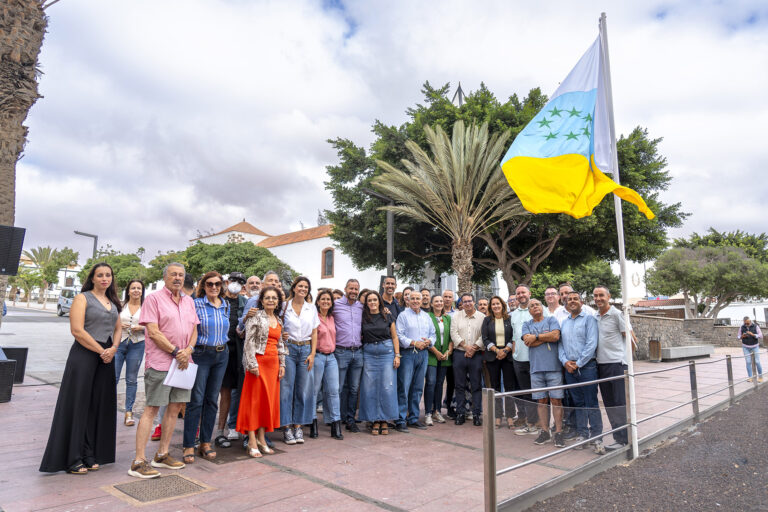 La tricolor con siete estrellas verdes ondea frente al Cabildo en el Día de la Bandera Nacional Canaria